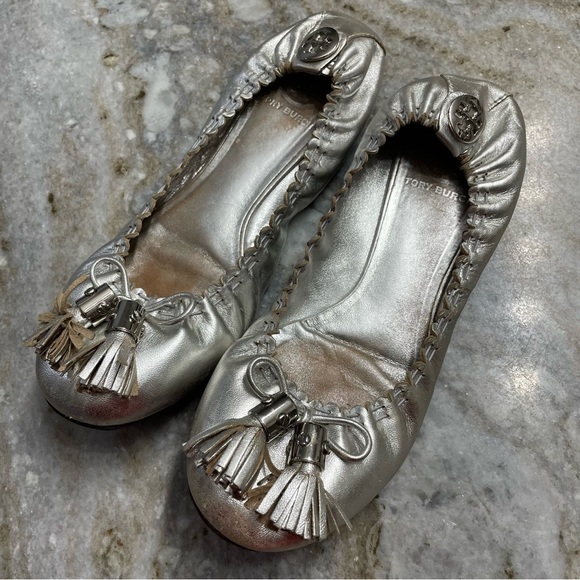 Tory Burch Silver Reva Tassel Ballet Flats Women’s - Picture 1 of 9